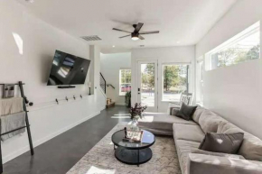 Bright & Airy 3BR - Perfect Location and Balcony
